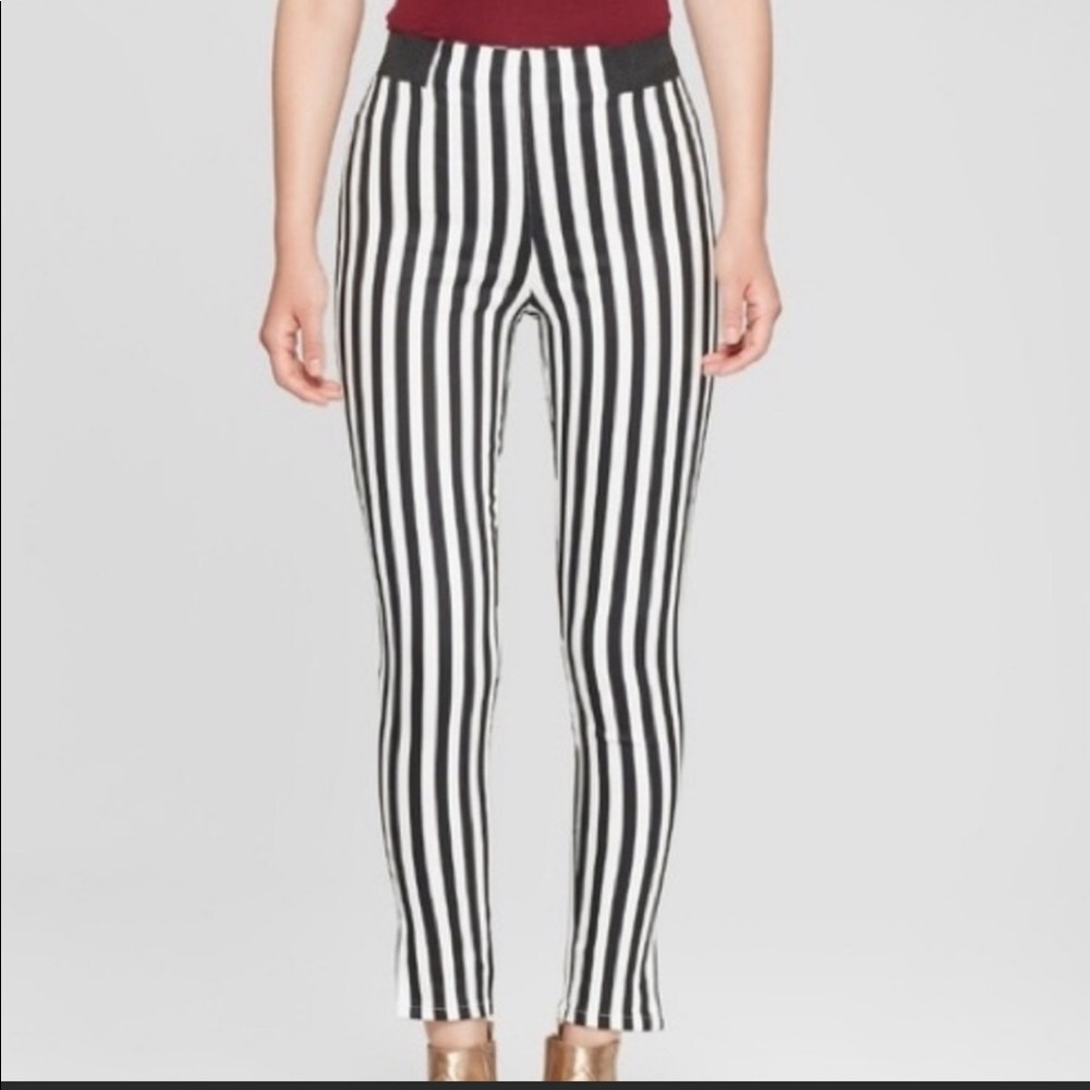 🔥NWOT black and white striped pants
